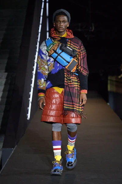 Look 16
